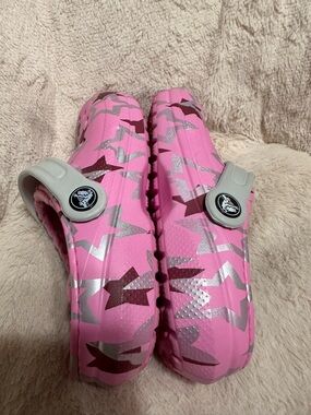 CROCS Kids Pink Star Pattern Slip-On Clogs with Gray Strap